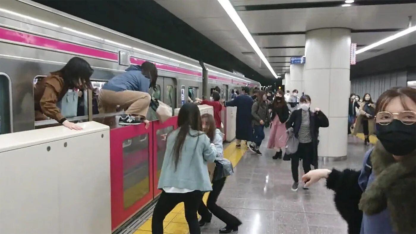 Нападение в метро. Метро Японии Токио. Вагон метро Токио. Поезд метро Токио. Токийский метрополитен вагоны.