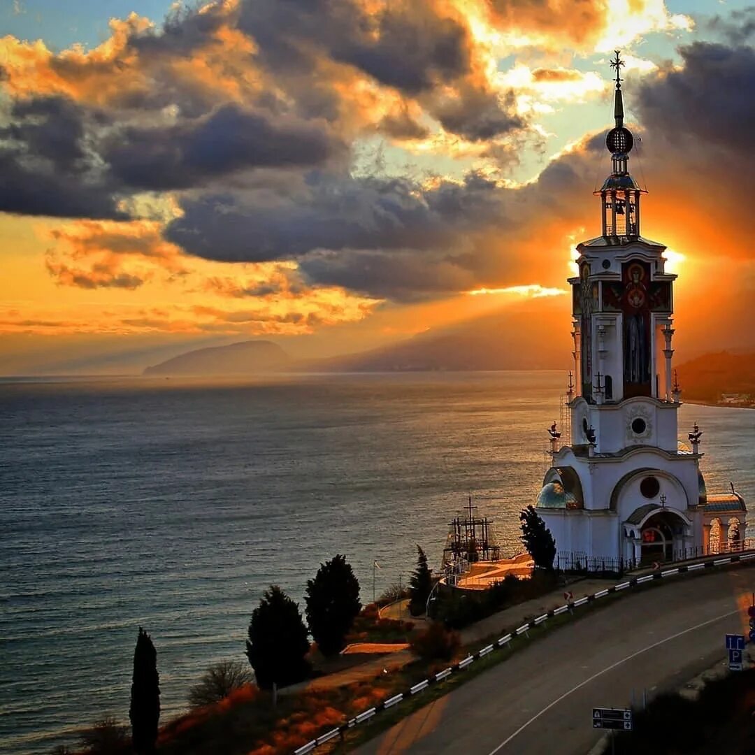 Малореченское. Малореченское храм святителя николая. Храм-маяк николая чудотворца крым. Храм маяк в крыму малореченское. Храм николая чудотворца в крыму малореченское.