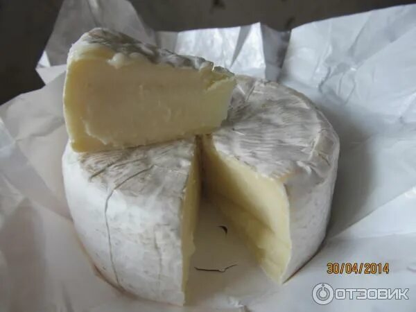 Сыр жидкий внутри как называется. Круглый сыр с белой плесенью. сыр с белой плесенью жидкий внутри. сыр белый круглый. сыр с белой плесенью жидкий внутри название.