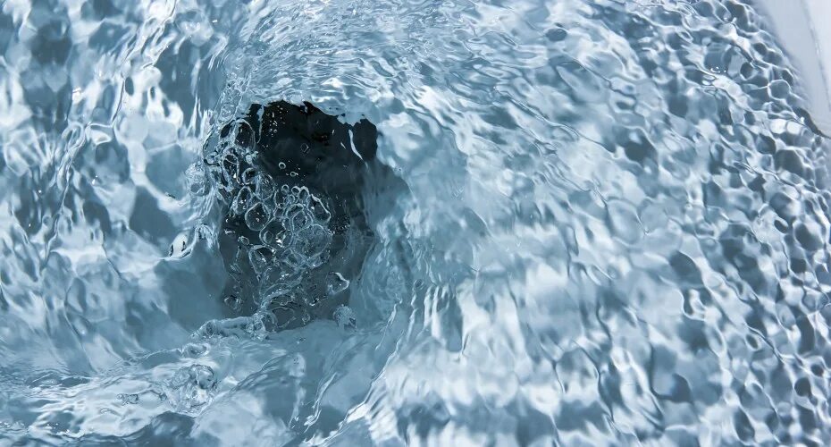 Бурная вода. Бурлящий водоворот. Бурлящий водоворот. Воронка в воде. Водоворот в океане.