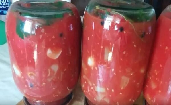 Мясо в помидорах в собственном соку. Помидоры в собственном соку на зиму без стерилизации. помидоры в собственном соку пальчики оближешь на зиму. резанные помидоры в собственном соку с луком.