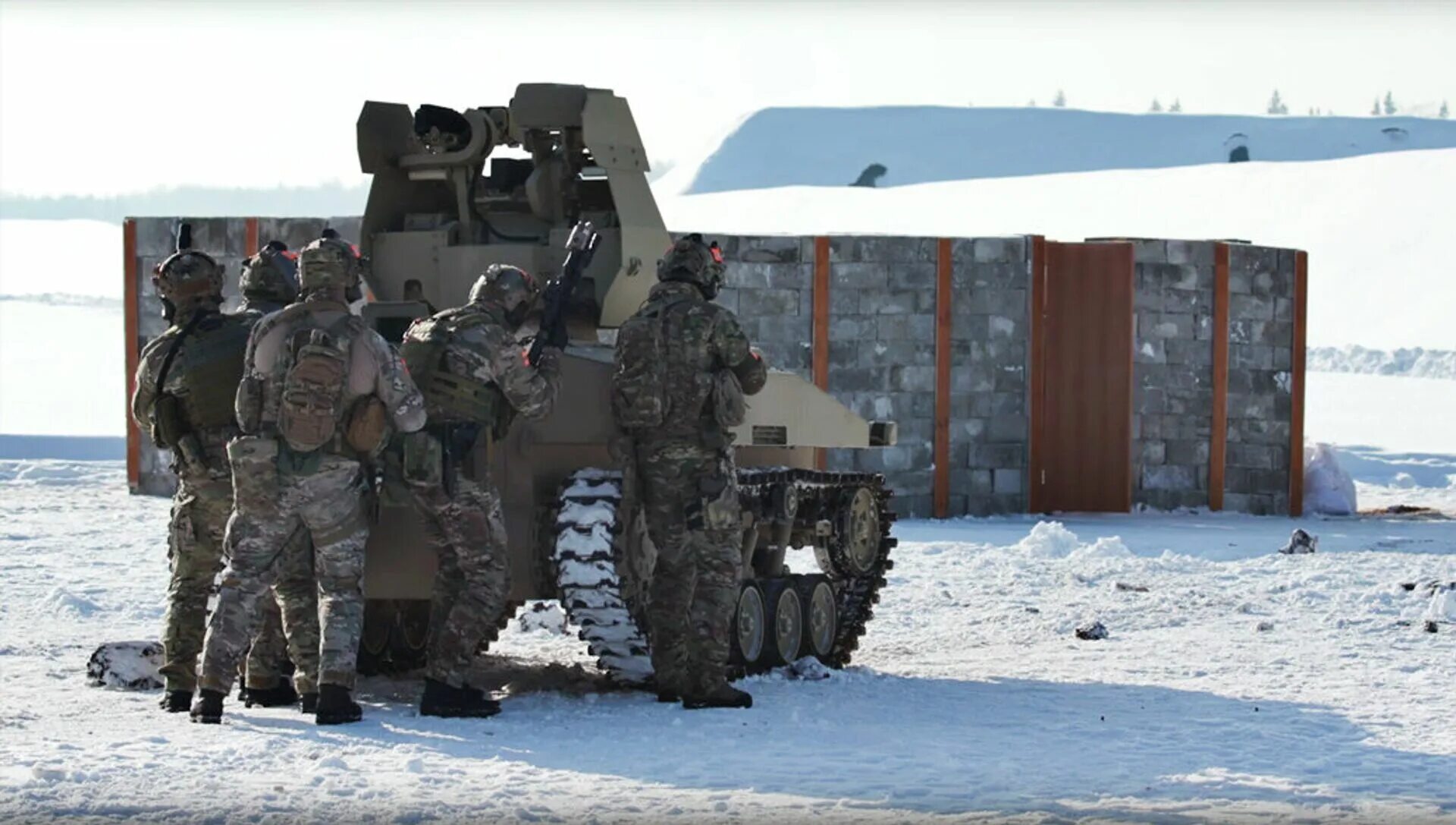 Армейские 2016. Боевой робот соратник концерна Калашников. Соратник концерн Калашников. Соратник робототехнический комплекс. Штурм роботизированный комплекс.