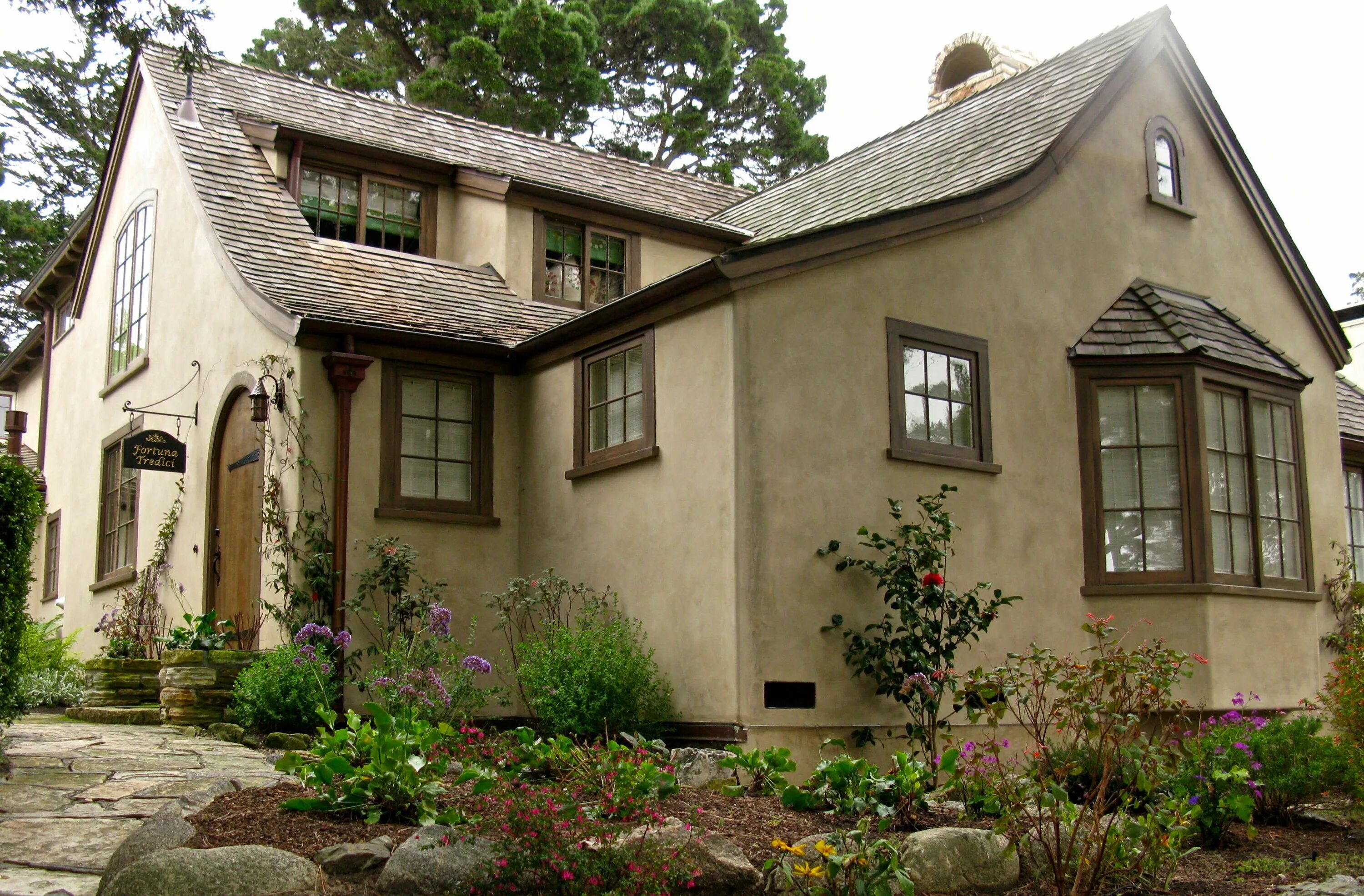 Стиль Тюдор (Tudor Revival Cottage). Стиль Тюдор Tudor Revival Cottage Plan. Фасад дома. Оригинальные фасады домов.