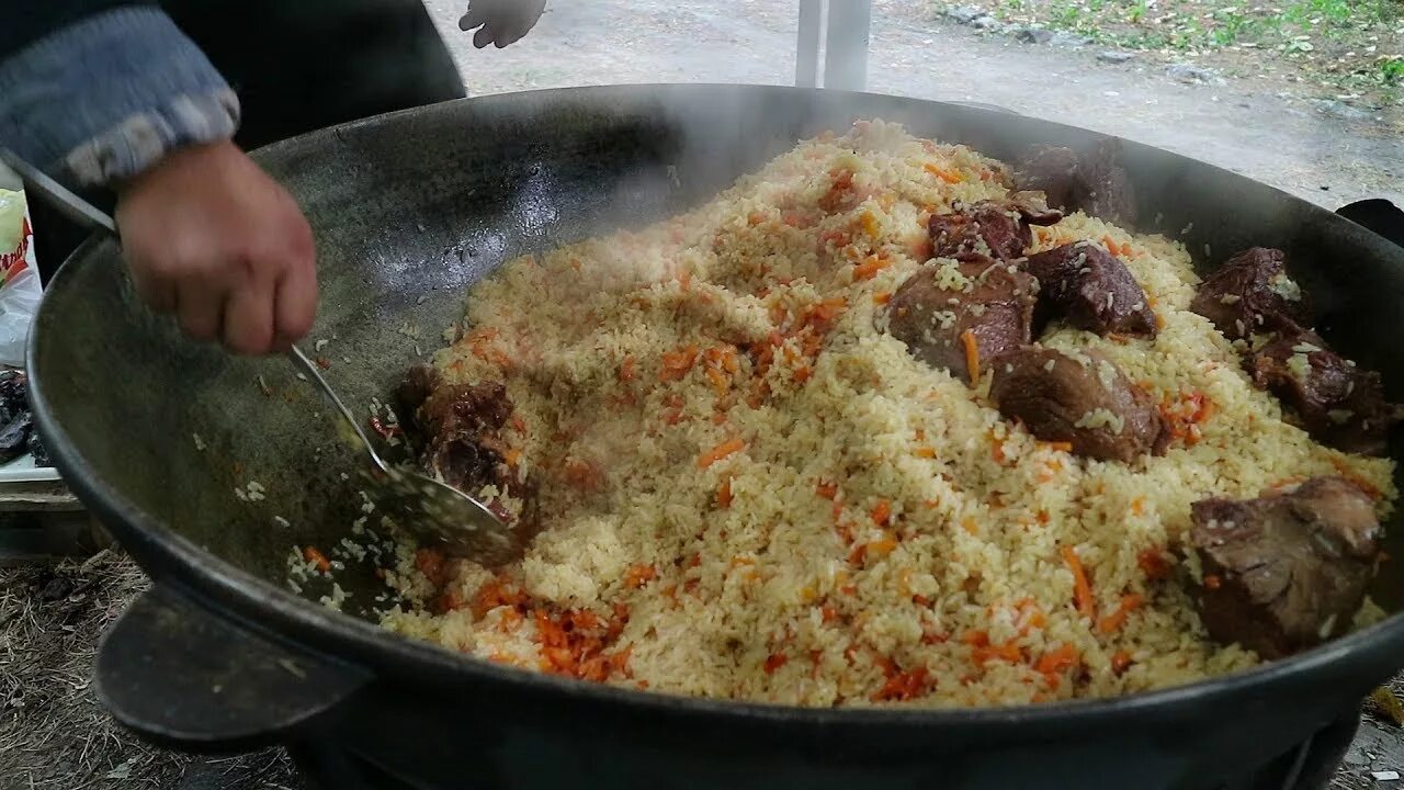 Узбекский плов в казане на костре. Настоящий узбекский плов в казане на костре. Фергана плов. Узбекистан плов гигантский казан.