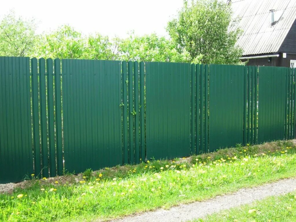 Забор для дачи из металлического профнастила С10 купить по цене от 2650 руб в Че
