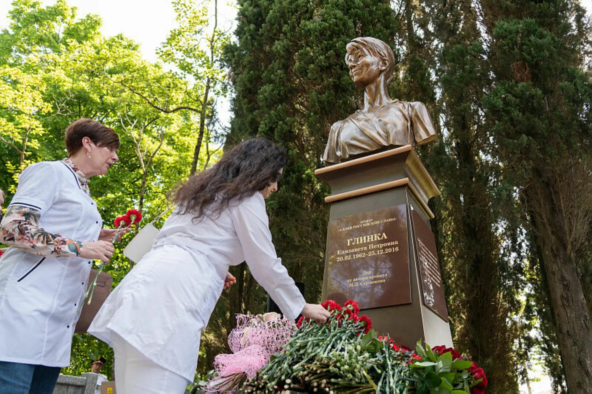 Памятник в Адлере доктор Лизе. Памятник Елизавете Глинке. Памятник доктору лизе