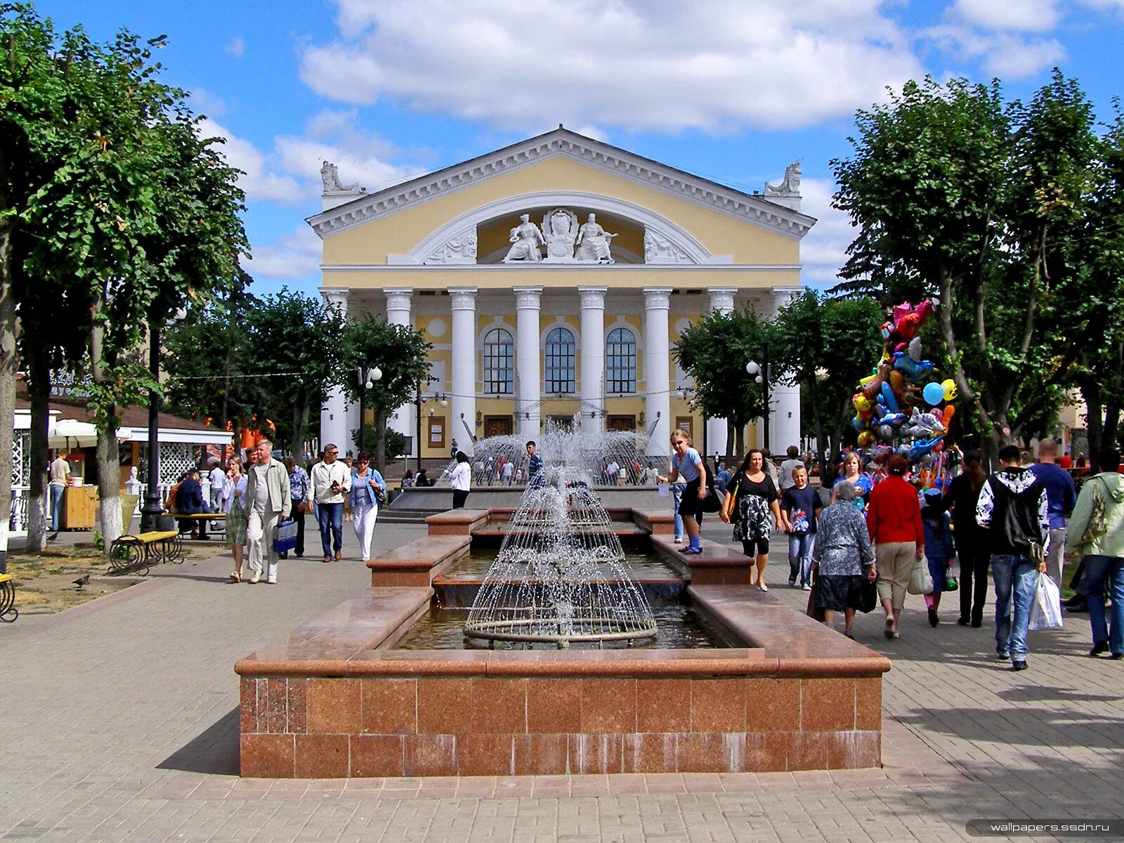 белый дом старый торг калуга. площадь победы, калуга, площадь победы. калуга площадь старый торг памятник. театральная площадь калуга. площадь победы калуга памятник родина мать.