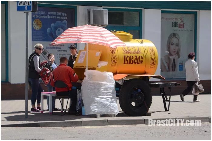 Квас в бочках. Квас в бочках на улице. Палатка с квасом. Разливной квас в бочках.