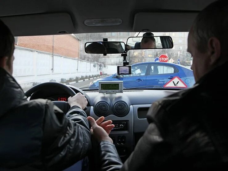 Первая пересдача вождения. Учебная езда по городу. Экзамен в автошколе. Экзамен ГИБДД вождение. Машина учебная ГАИ.