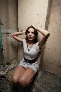 Покажи женщин на корточках