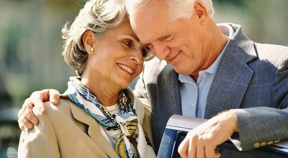Пожилые люди. Мужчина и женщина в возрасте. Мужчина и женщина пенсионеры. Любовь пожилых. Отношения после 60 лет