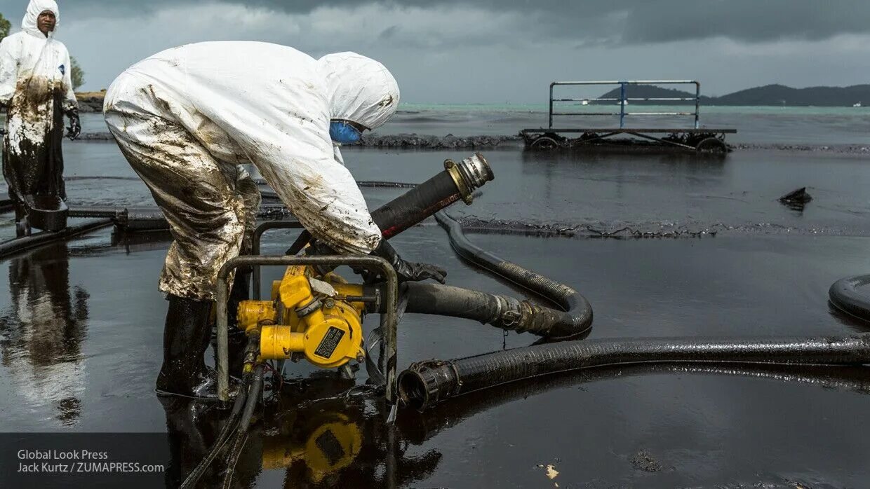 Откажутся от нефти и газа. Нефтяная лужа. Разлив нефти добыча. Нефтяные лужи в море. Нефть и экология.