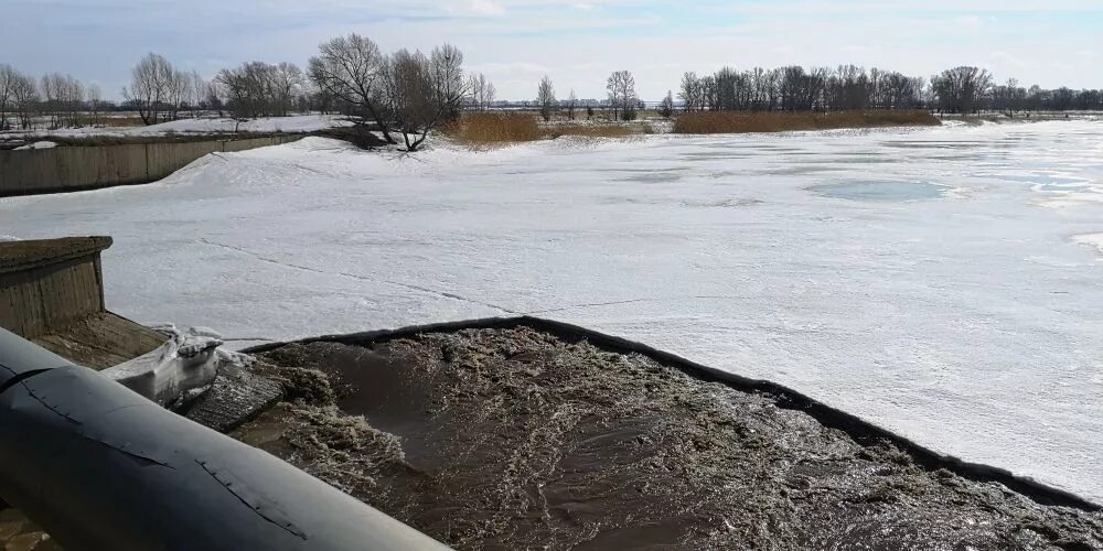 Уровень воды в реке алей. Дамба Рубцовск алей. Река алей в Рубцовске. Водохранилище на реке алей. Вскрытие льда на Москва реке.