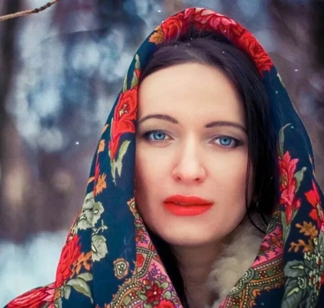 Красивые русские женщины. Татарка в платке. Славянские девушки. Павловопосадский платок славянка. Русские красавицы в платках.