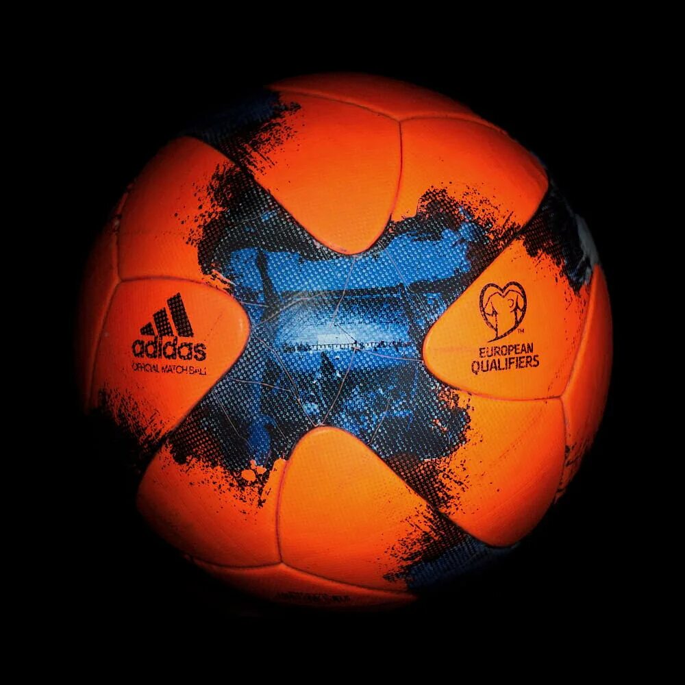 Подсветка футбольных мячей с низу. Мяч чемпионата Португалии по футболу select синий.