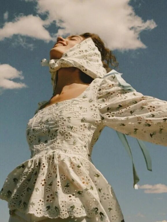 Влюбленные летают. Верьте в себя цитаты. Если вы не верите в демократию тогда мы летим к вам. Ты веришь мне верю тогда полетели. Верь мне стихи.