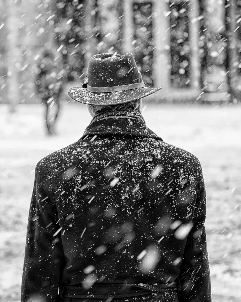 Человек в снегу. Снегопад. Зимняя грусть. Человек под Снегопадом. Снег падает на человека