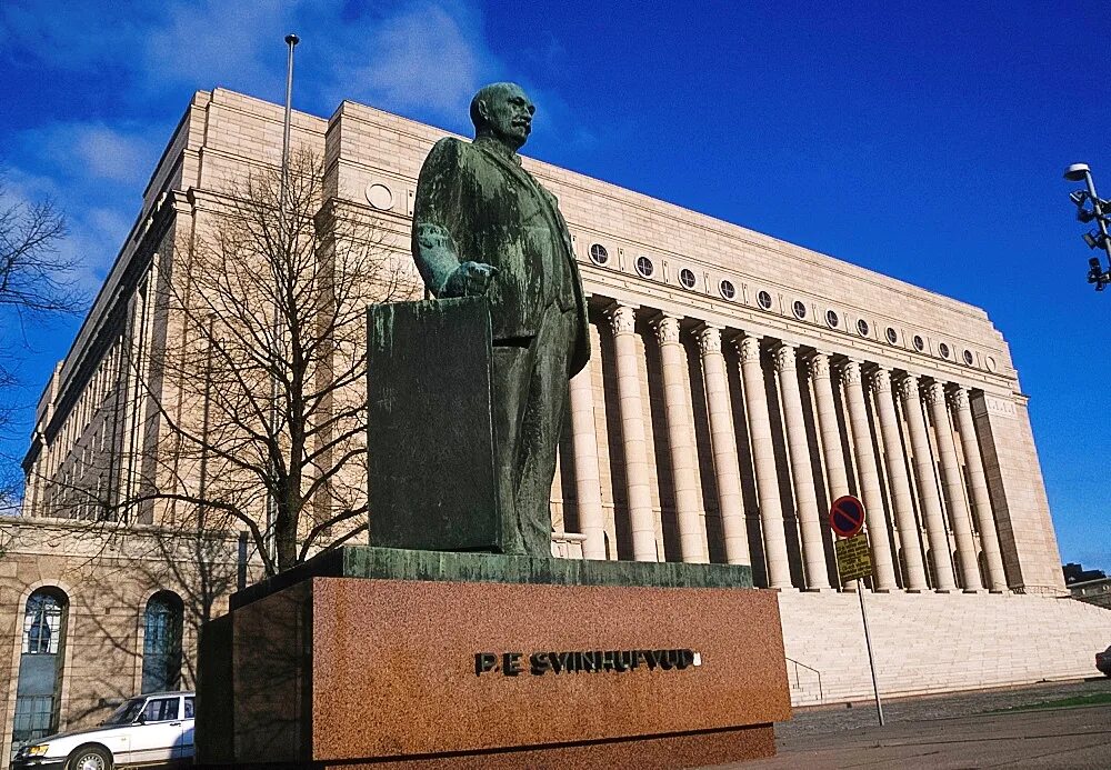 Памятник в хельсинки. Парламент Хельсинки. Парламент Финляндии здание. Здание парламента (Хельсинки). Алексис киви памятник в Хельсинки.