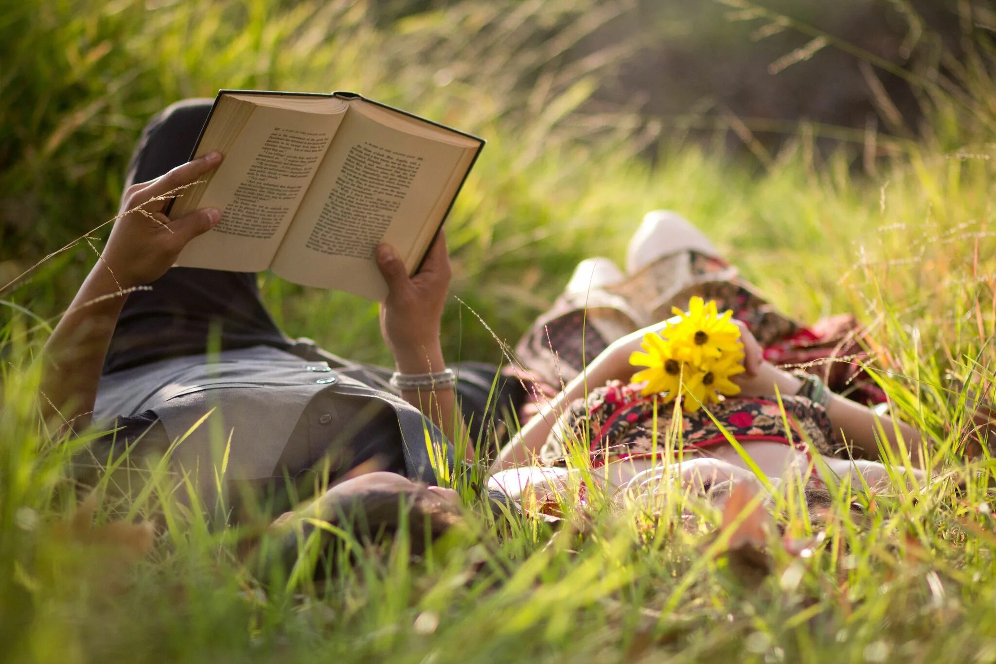 Чтение на природе. Фотосессия с книгой на природе. Человек и природа. Девочка с книжкой на траве.