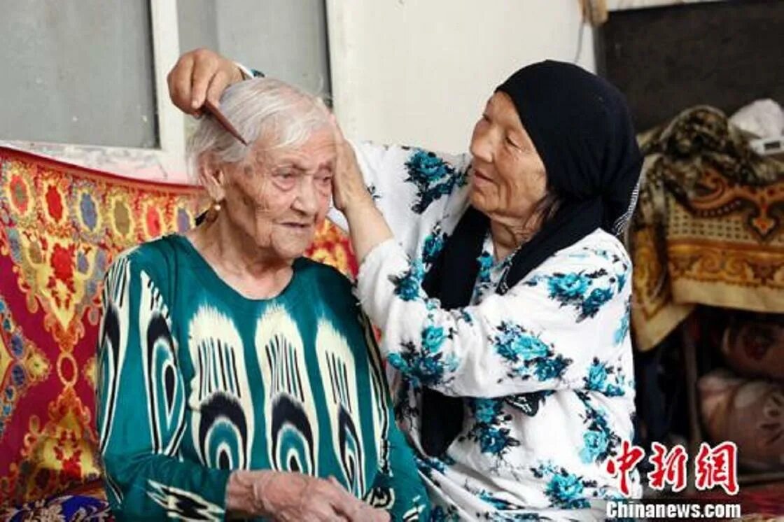 Старая жена 2024. Самая Старая женщина в мире. Самые старые родители в мире. Долгожительница в Кыргызстане. Алимхан сети долгожительница.