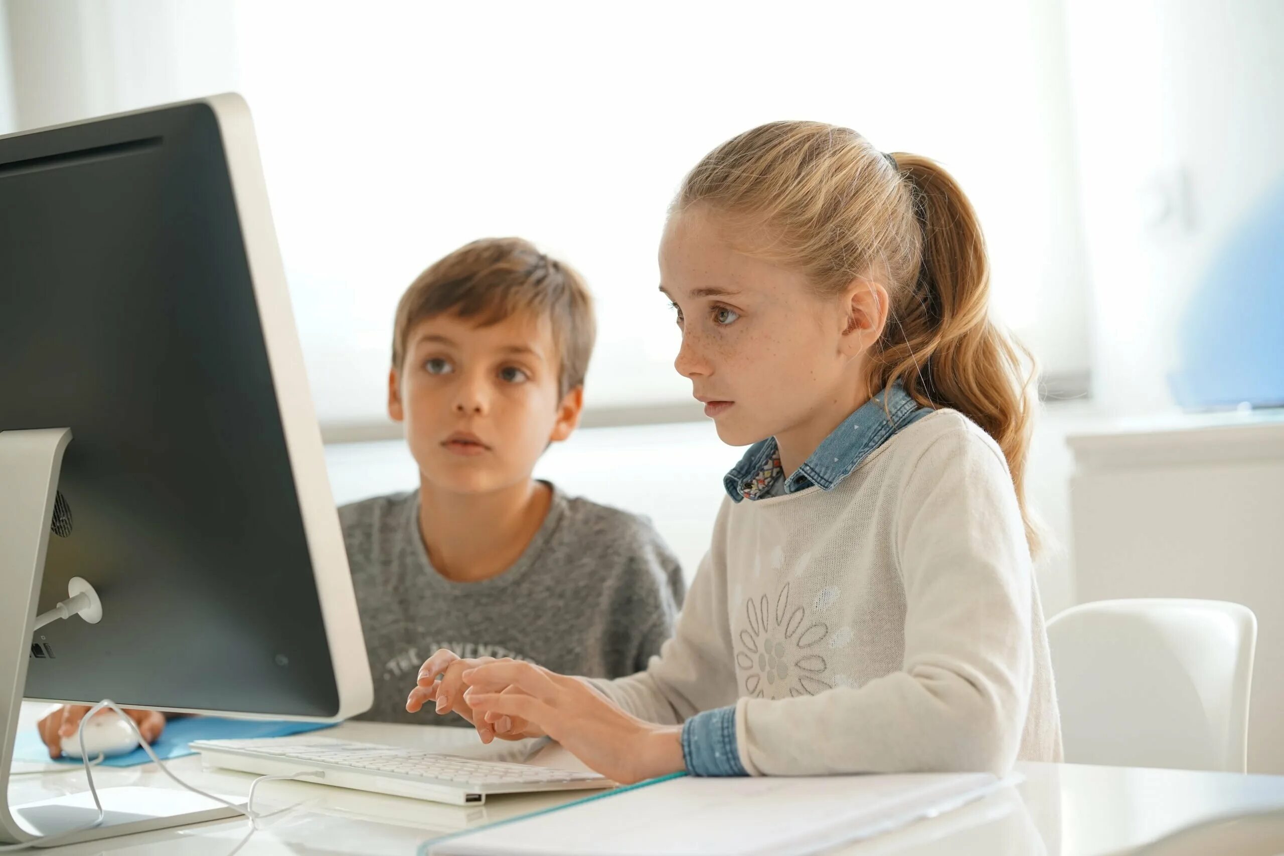 Ребенок за компьютером. Компьютер для школьника. Ученик за компьютером. Школьник в интернете.