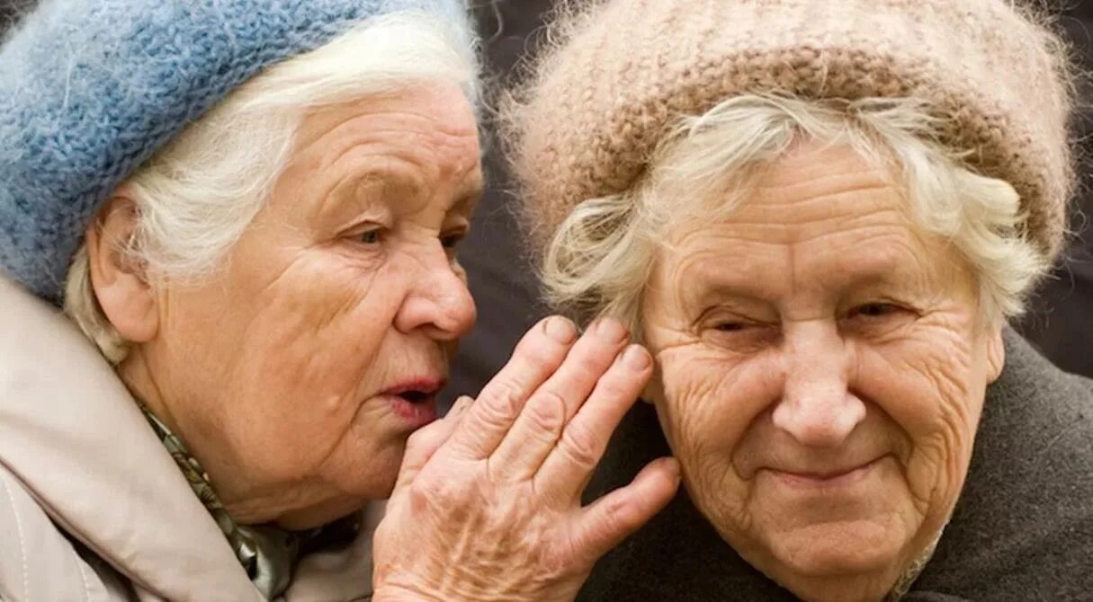 Бабушка двойное. Бабушка двойное. Пожилая женщина. Пенсионеры на скамейке. Бабушка двойное.