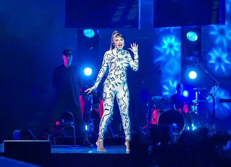 Киркоров стянул платье с бузовой. Вечеринка в честь дня рождения киркорова. Киркоров шоу "1999. Киркоров концерт 2022 кремль. Киркоров танец поцелуи костюмы 2018.