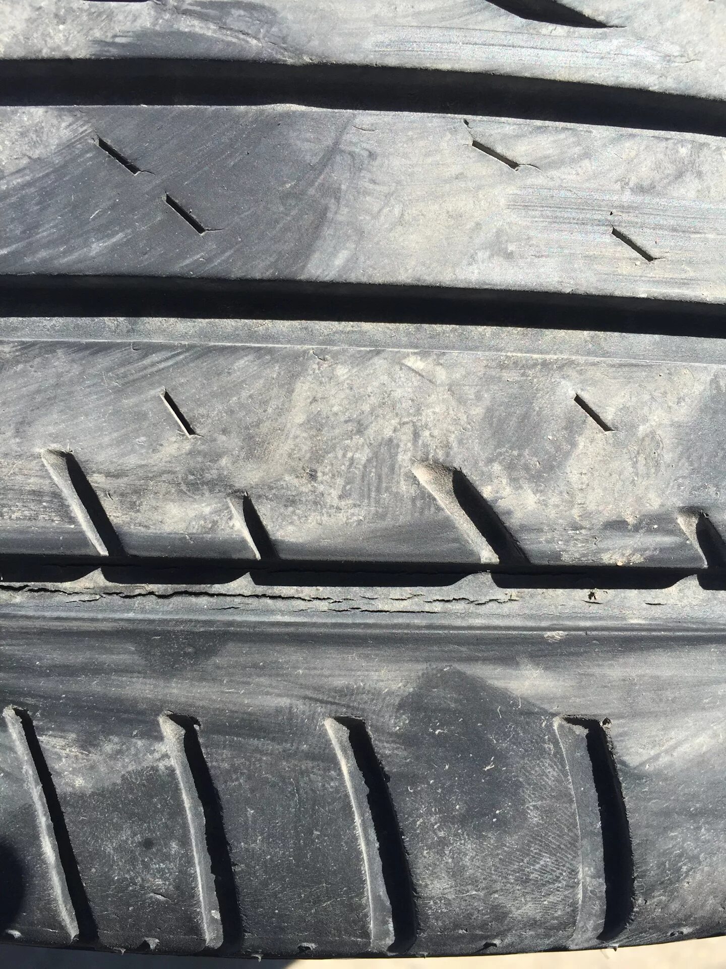 Протектор шин на g63. Микротрещины на протекторе шины. Трещины на боковине шины. Шины nokian продольные трещины. Резина 82т протектор.