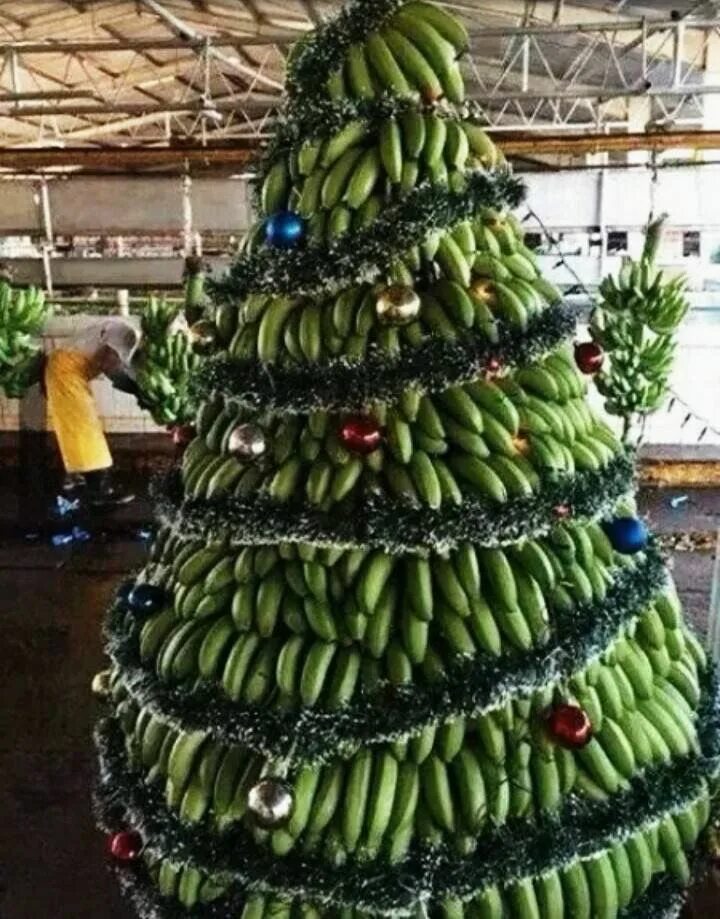 Прикольные елки. Смешная новогодняя елка. Забавные елочки. Смешные украшения на елку. Забавные елочки.