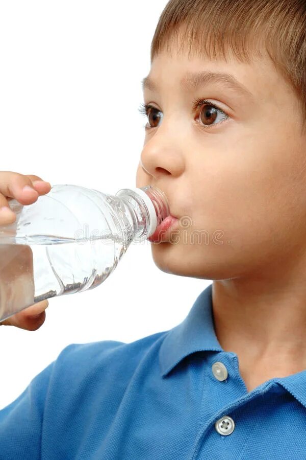 Дети пьют из бутылки. Мальчик пьет воду. Ребенок пьет. Ребенок пьет воду из бутылки. Ребенок пьет из бутылки.