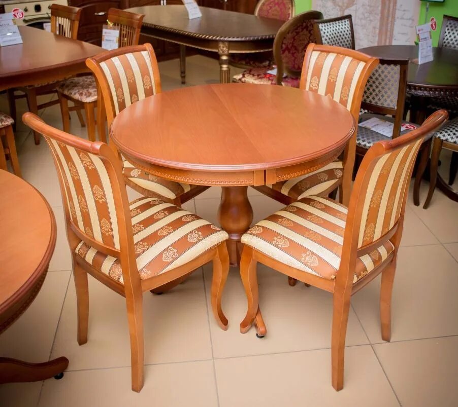 Столы стулья кухонные москва. Стол кухонный. Кухонный стол и стулья. Обеденная группа для маленькой кухни. Круглый стол со стульями.