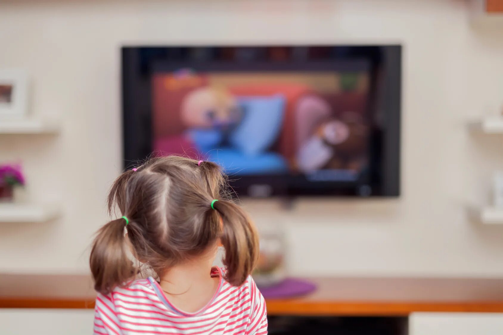 Телевизор для детей. Девочка телевизор. Дети возле телевизора.