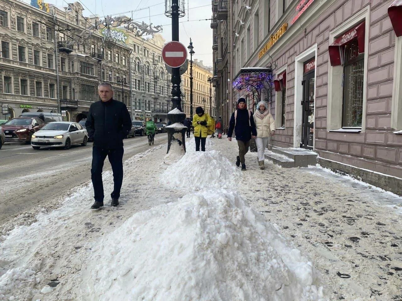 До скольки 31 декабря. В Питере тротуары в снегу. Снегопад в Питере 17 01 19. Некачественная уборка тротуаров СПБ. Беглов убирает снег.