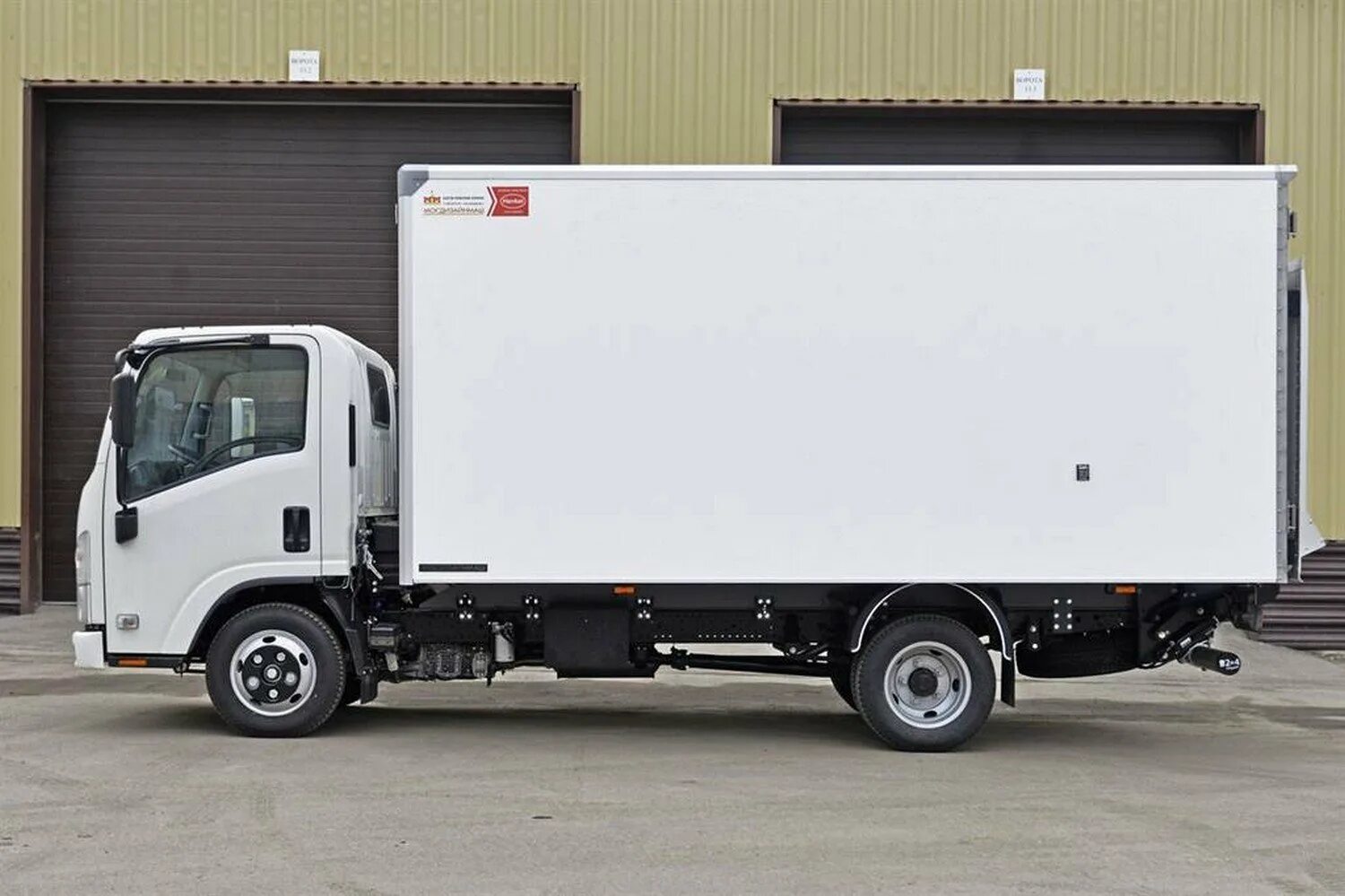 Isuzu nmr 85h (промтоварный фургон). Грузовик изотермический фургон. Исузу nqr90l-l. Jac n200 изотермический. Isuzu nqr90.