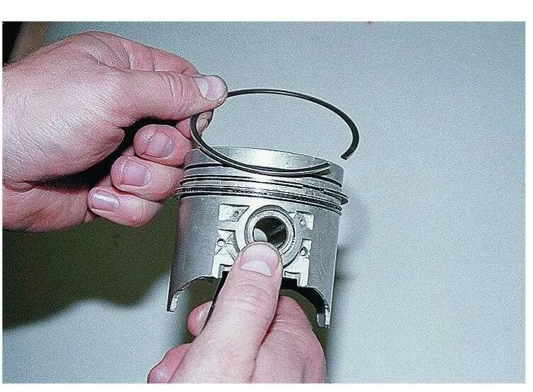 Ваз 2109 зазор поршневых колец. Маслосъемные кольца ваз 2106. Ваз 2106 поршень с кольцами. Поршневые кольца ваз 2114. Как поменять кольца на ваз.