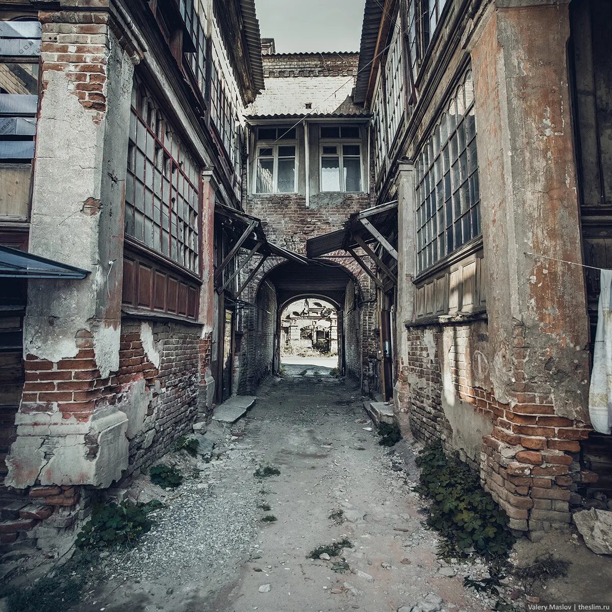 улочки вероны средневекового города италии. римский дворик италия. дворики улочки владивостока миллионка. мощеные улочки европы. мощеные улочки испании.