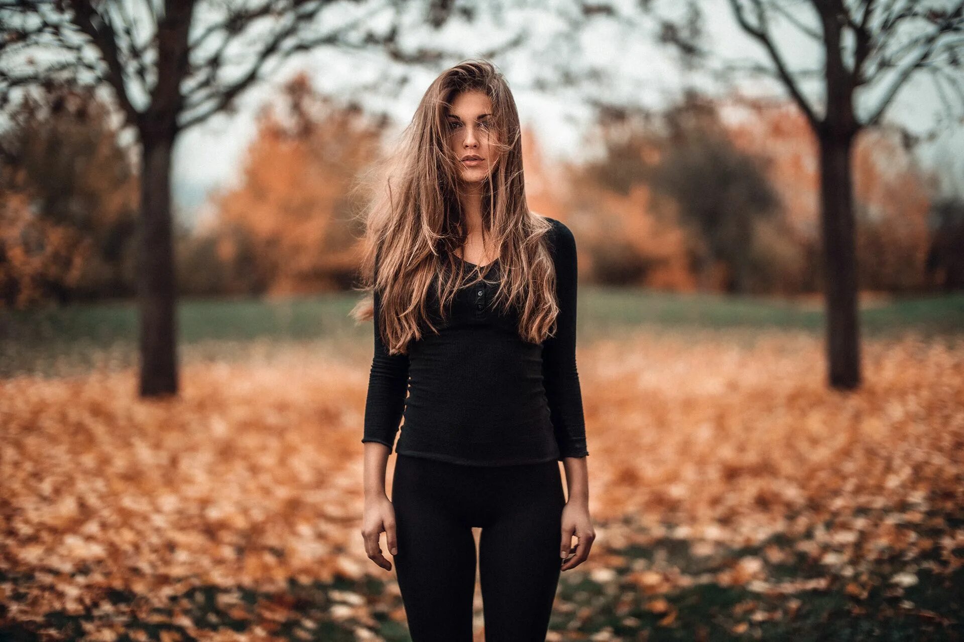 Почему девушка стоит