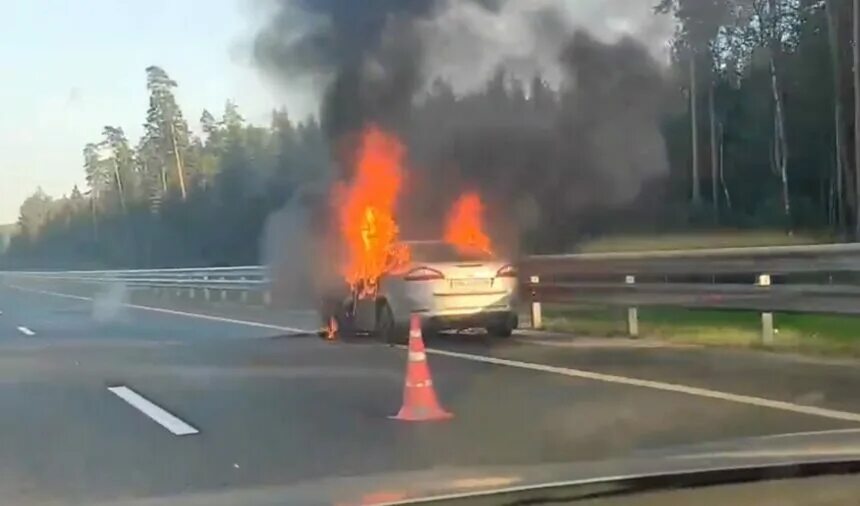 Пожар на м 11. Пожар на м 11. Трасса м11. Пожар на м 11. Машина мчс.