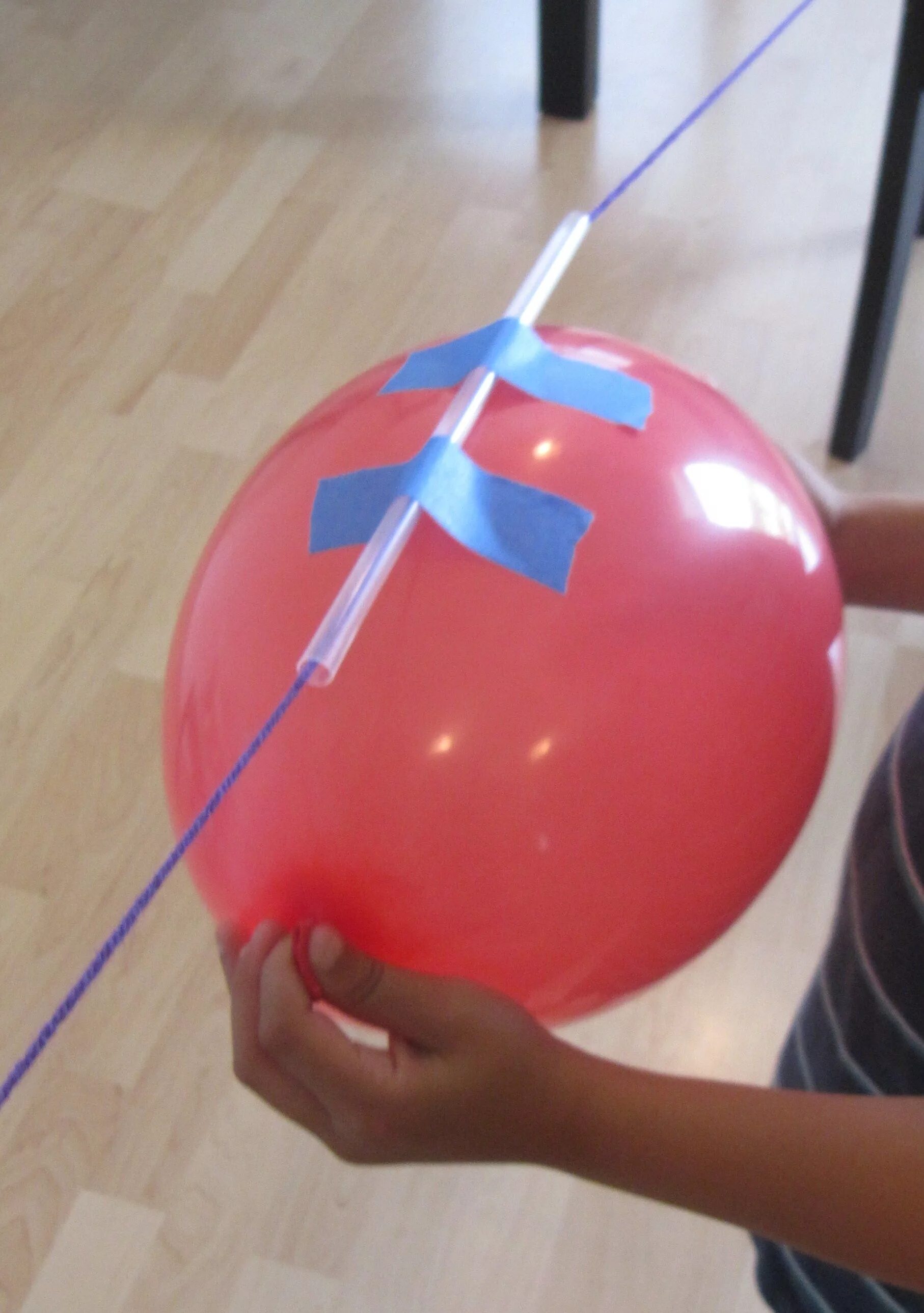Опыт с воздушным шариком. Воздушные шарики надувать. Надувной шар. Эксперимент с воздушным шаром.
