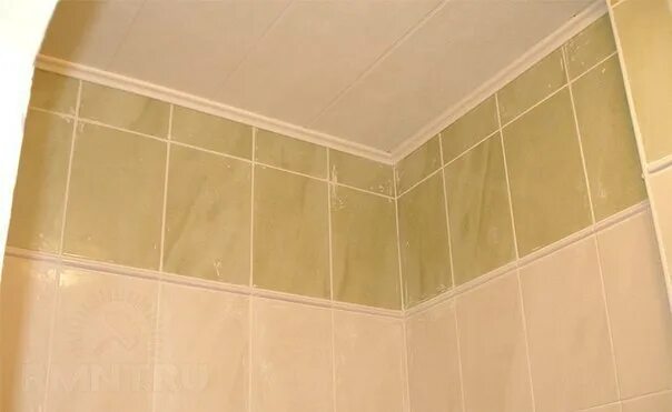 Как стыковать углы в ванной. Уголки для потолка в ванной. стык потолка и стены в ванной. плинтус потолочный в ванную. потолочный плинтус в ванной.