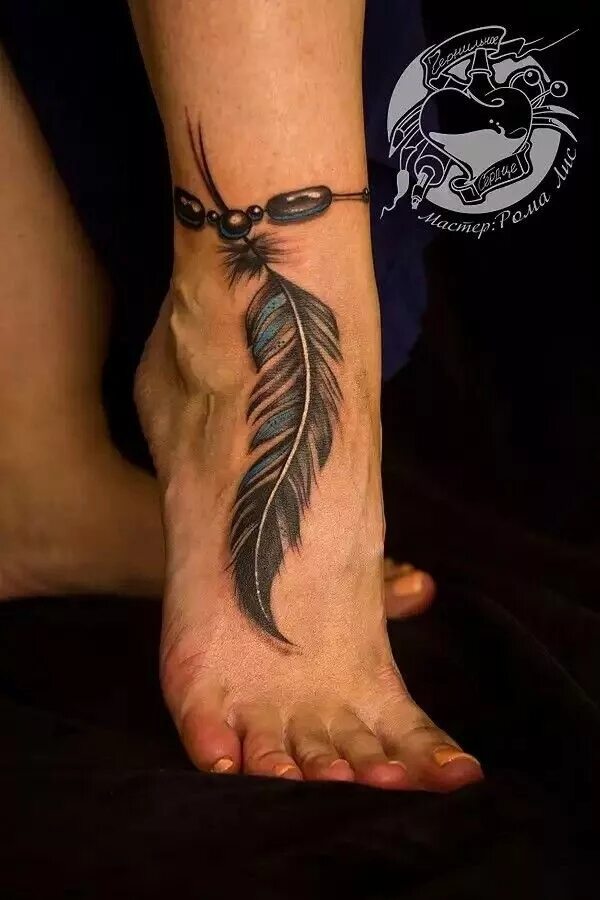 Тату перо на ноге для девушек. Тату перо на стопе. Тату перо на стопе. Тату перо. Перышко на ноге.