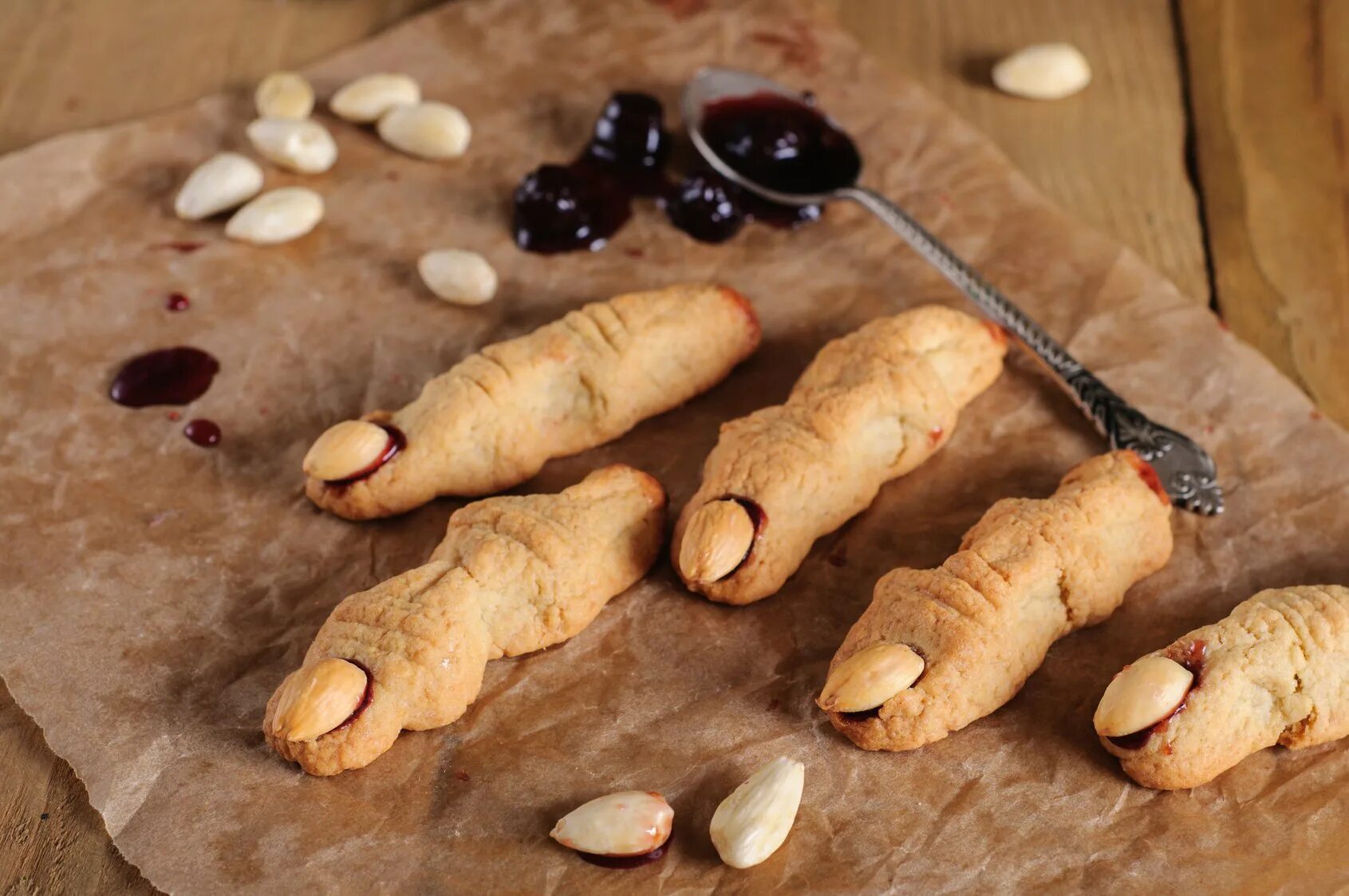 Французское печенье дамские пальчики. Печенье пальчики с повидлом. Бармак с грецкими орехами. Трубочки с орехами. Печенье дамские пальчики.