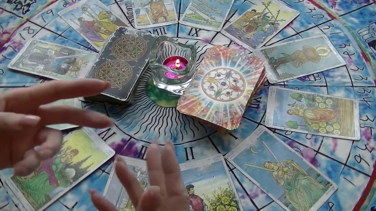 Гадать на таро овен. Таро колесо года. Гадальные на будущее. Гадаю на картах таро. Онлайн таро 2022.
