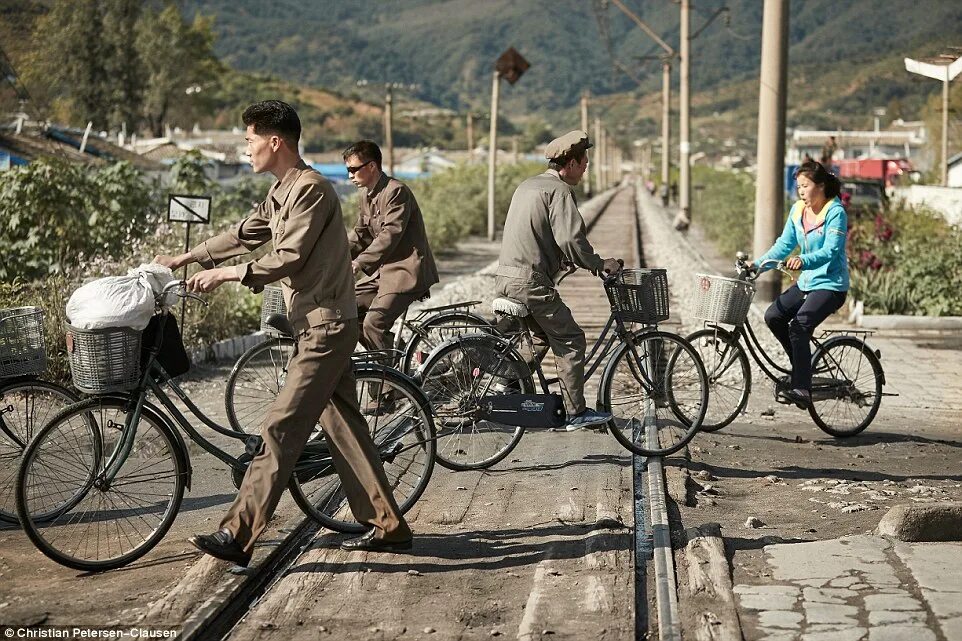 Северная корея люди. Кндр нищета. Жизнь в северной корее. Жизнь в северной корее. Корейцы в повседневной жизни.