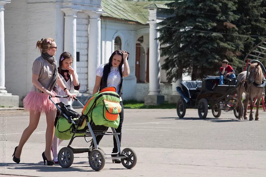 Молодые мамы москвы. Молодые мамы с колясками. Мамочки на прогулке. Подруги с колясками. Мамы с колясками на прогулке.