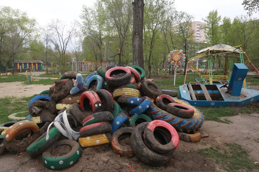 Старые покрышки. Ужасные дворы покрышки. Качели из колеса. Покрышки в саду. Изделия из старых покрышек.