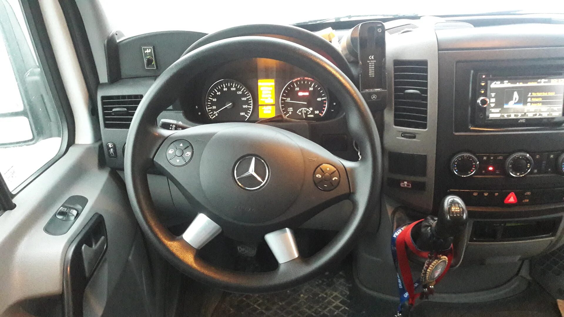 Мерседес спринтер автомат. Sprinter 2007 салон. Мерседес Спринтер 2din панель. Mercedes Sprinter 2007 салон. Руль Спринтер Классик.