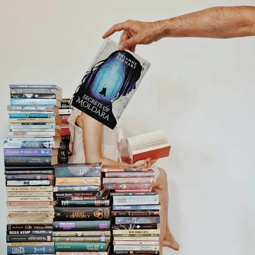 Creative reading. Книги креатив. Инсталляция из книг. Креативная реклама книг. Реклама книги.