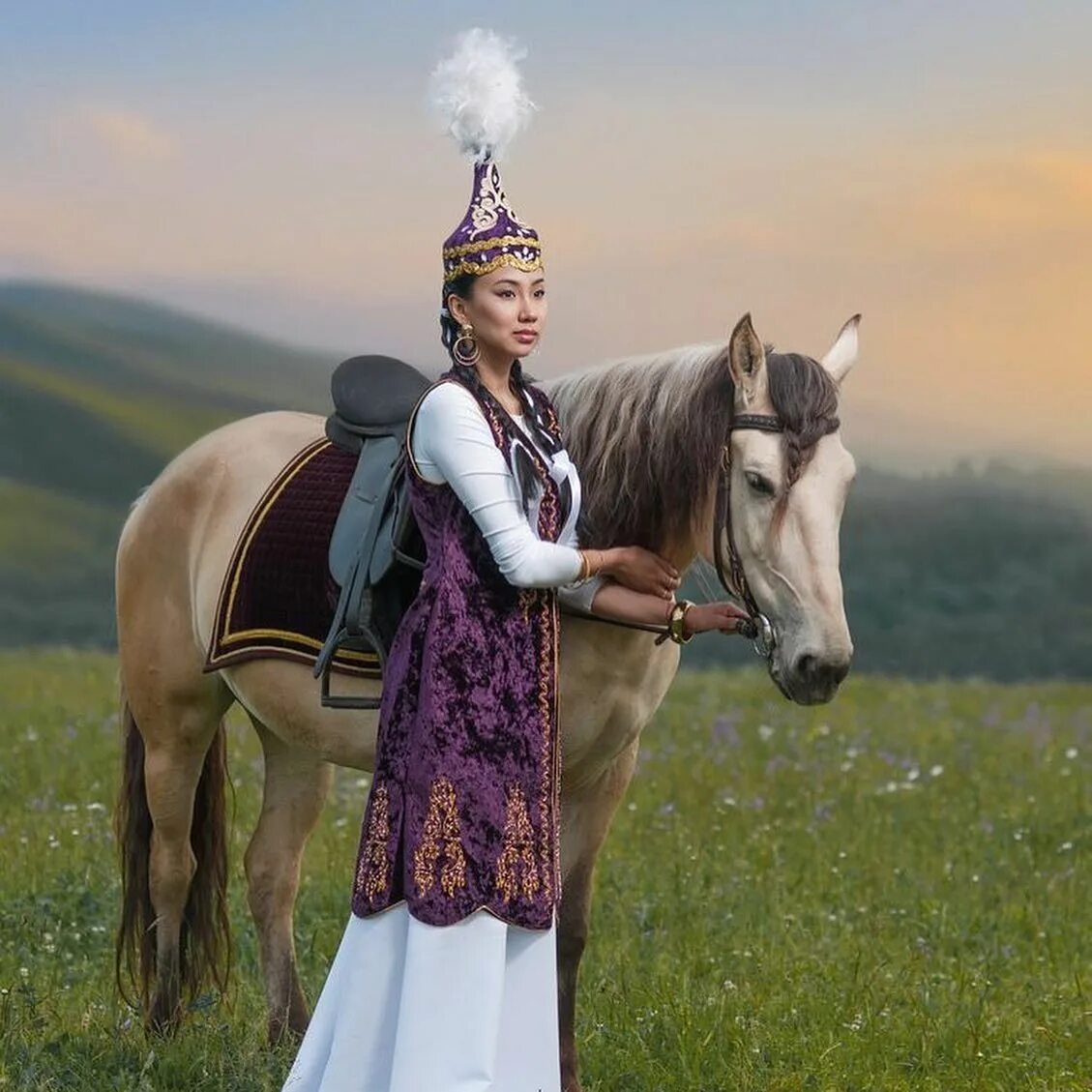 Девушка в казахском костюме. Традиционный казахский костюм. Казахские девушки в национальной одежде. Казахская девушка в национальном костюме. Девушки на коне в национальных казахских нарядах.