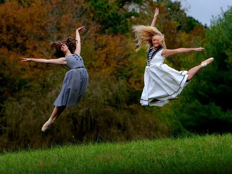 Танец жизни. Люди танцуют. Спонтанный танец. Девушка танцует в жизни.